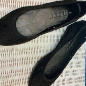 The Flexx black comfortable mini wedge shoes